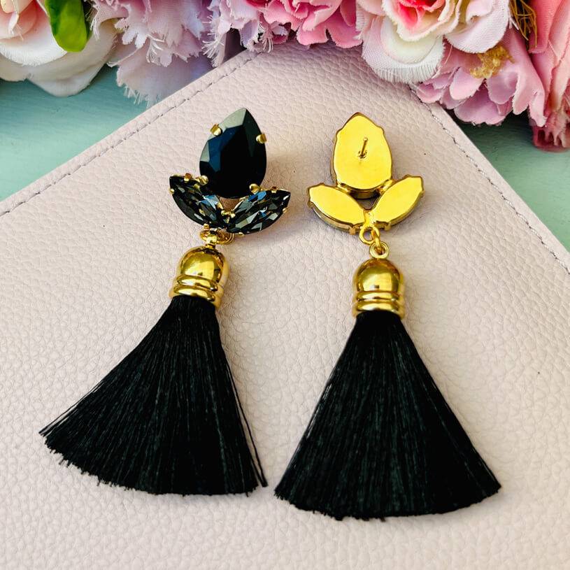 SchwesterSchwester Glitzernde Ohrstecker in Schwarz mit edler Quaste von AmuseToi Zeitlich begrenztes Angebot