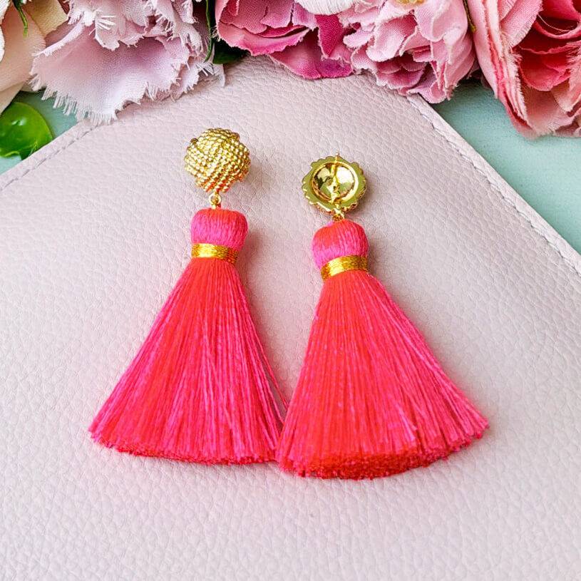 SchwesterSchwester Vergoldete Knoten-Ohrstecker mit neonpinker Quaste Kauf eins, bekomm eins gratis