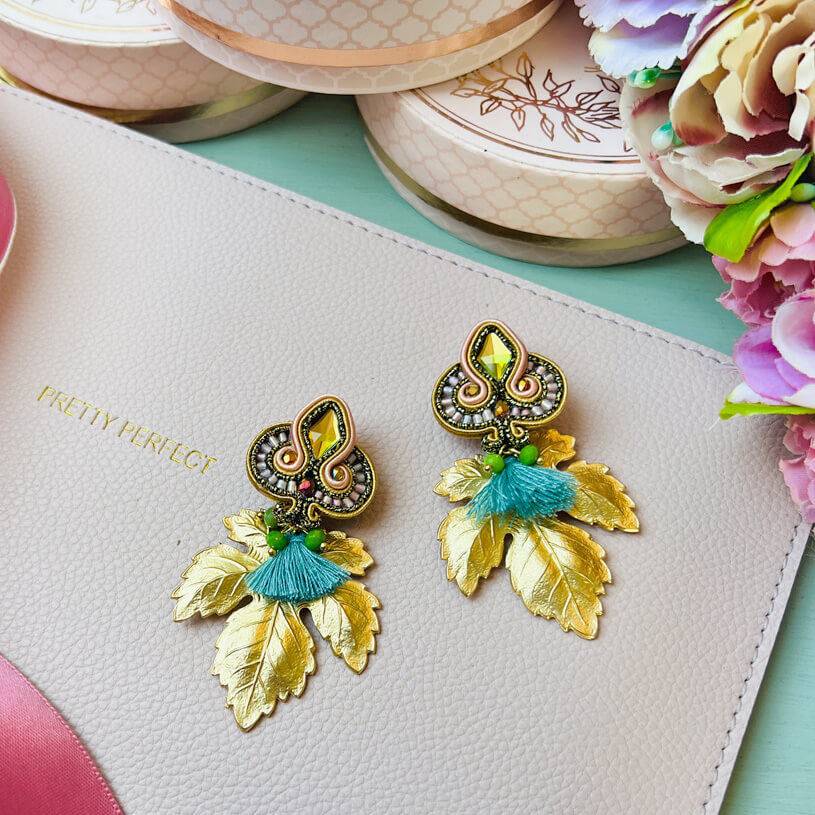 SchwesterSchwester Rosafarbene Soutache-Ohrstecker kleinen hellblauen Quasten und goldenen Blättern Tiefpreis