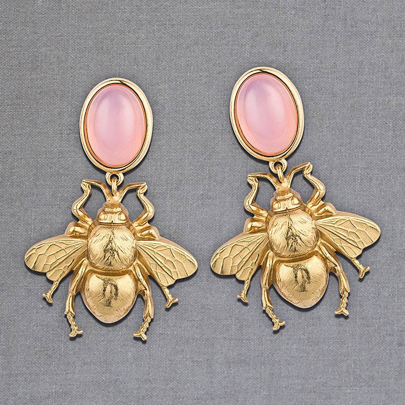 SchwesterSchwester Rosafarbener Ohrstecker mit vergoldeter Hummel von AmuseToi JETZT KAUFEN