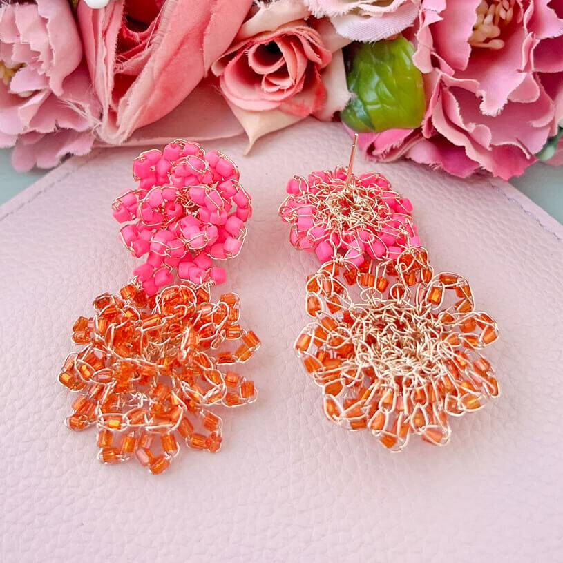 SchwesterSchwester Bunte Perlen-Ohrringe aus zwei Blüten in leuchtendem Pink und Orange Fabrikladen
