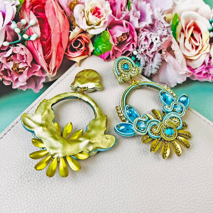 SchwesterSchwester Filigrane Soutache-Ohrringe in zarten Hellblautönen mit Gold Begrenzt auf 3 Tage