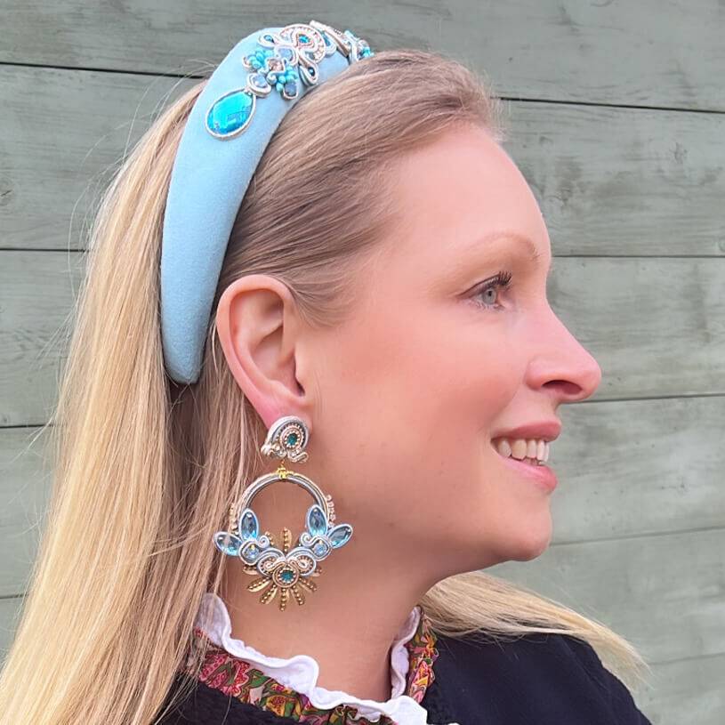 SchwesterSchwester Filigrane Soutache-Ohrringe in zarten Hellblautönen mit Gold Begrenzt auf 3 Tage