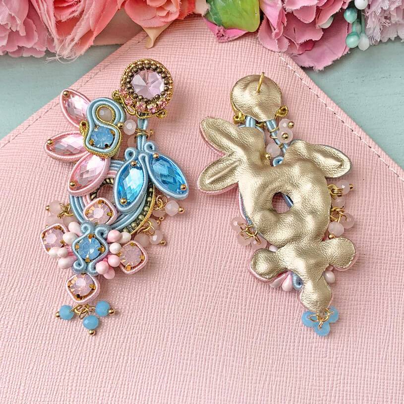SchwesterSchwester Große Soutache-Ohrringe in Zartrosa und Zartblau Black Friday Preise