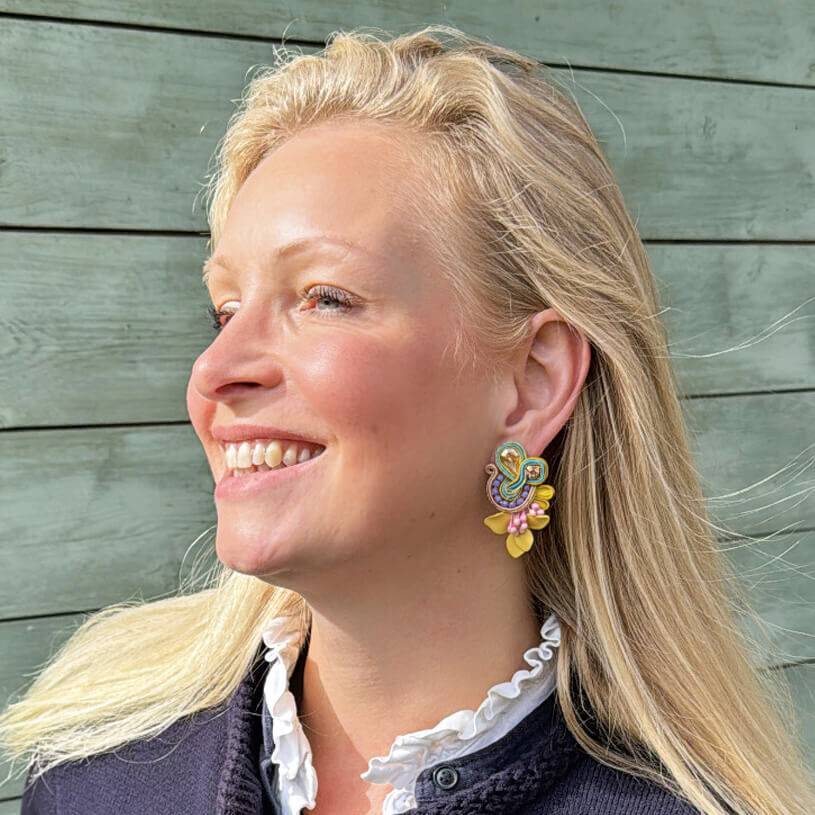 SchwesterSchwester Vorbestellbar - Farbenfrohe Soutache-Ohrringe in Gelb, Rosa und Flieder Rabatte dieses Monats