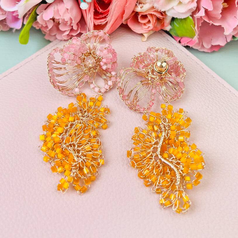 SchwesterSchwester Bunte florale Ohrringe aus Perlen in Pink und Orange Outlet