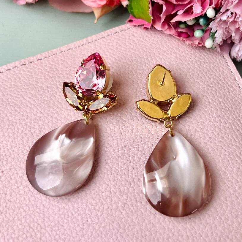 SchwesterSchwester Funkelnde Ohrstecker in Rosa mit großem Tropfen in Beige Verkauf