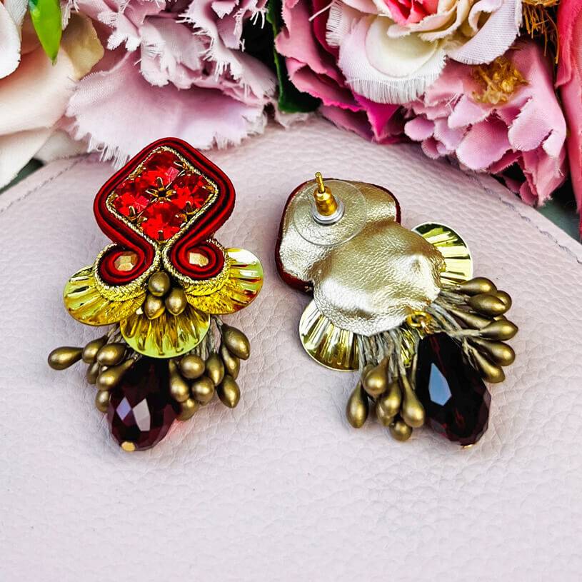 SchwesterSchwester Schöne festliche Soutache-Ohrringe in Rot und Gold mit dunkelrotem Tropfen im Angebot