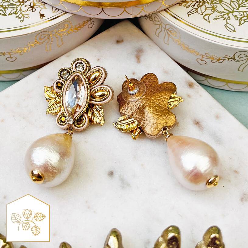 SchwesterSchwester Raffinierte Soutache-Ohrstecker in Gold und Champagner mit Baumwolltropfen Kostenloser Versand