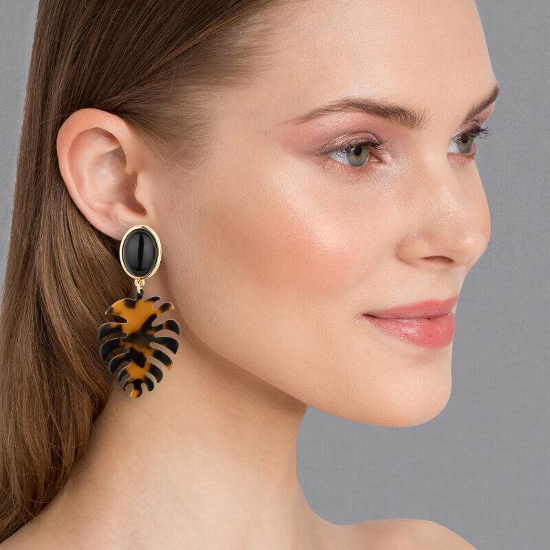 SchwesterSchwester Schwarze Ohrstecker mit schildpattfarbenem Monstera-Blatt von AmuseToi Sonderangebot