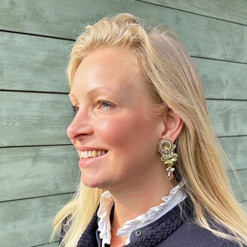SchwesterSchwester Vorbestellbar - Zeitlose Soutache-Ohrstecker in Gold und Champagnertönen Zeitlich begrenztes Angebot