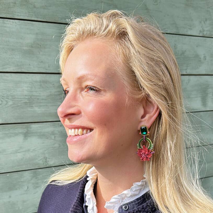 SchwesterSchwester Vorbestellbar - Raffinierte Blüten-Soutache-Ohrstecker in Grün und Rotpink Exklusive Angebote
