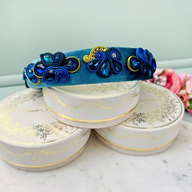 SchwesterSchwester Breiter Samt-Haarreif in Blau mit Soutache-Applikationen in Blau und Gold Große Rabatte
