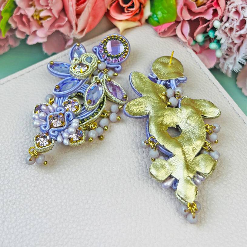 SchwesterSchwester Große Soutache-Ohrringe in Flieder und Champagner Riesige Ersparnisse