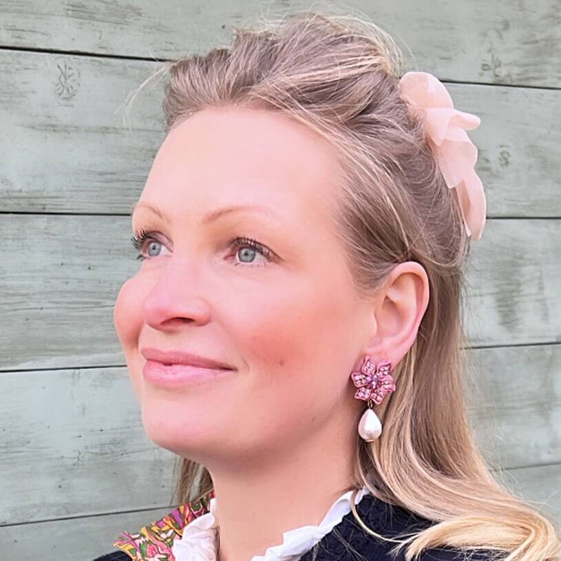 SchwesterSchwester Süße Blumen-Soutache-Ohrringe in Puderrosa mit kleinen Baumwolltropfen VIP-Rabatte