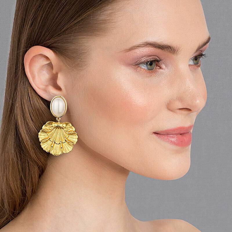 SchwesterSchwester Vergoldete Ohrstecker in Perlmuttfarben mit goldenem Muschelornament von AmuseToi Letzte 3 Tage
