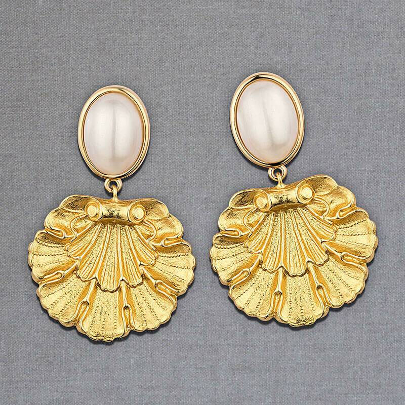 SchwesterSchwester Vergoldete Ohrstecker in Perlmuttfarben mit goldenem Muschelornament von AmuseToi Letzte 3 Tage