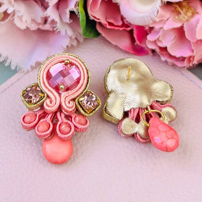 SchwesterSchwester Wunderschöne kleine Soutache Ohrstecker in Gold und Rosa Clearance-Verkauf