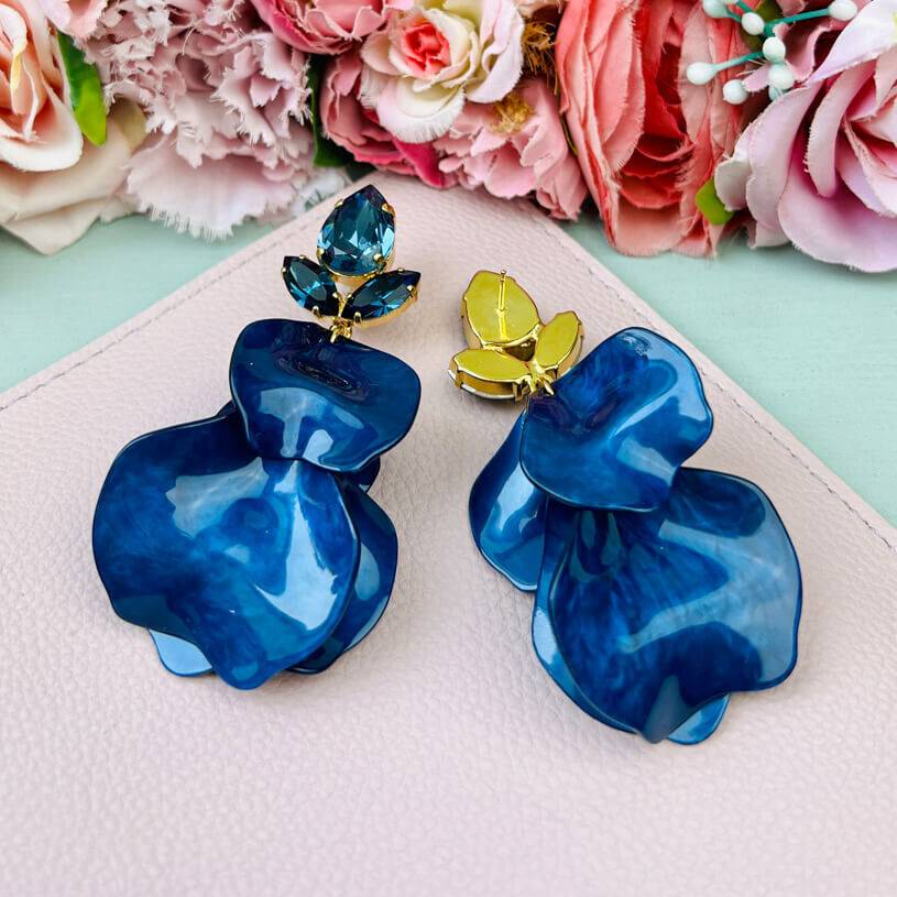SchwesterSchwester Funkelnde Ohrringe mit dunkelblauen Glas-Kristallen und Blütenblättern Im Verkauf