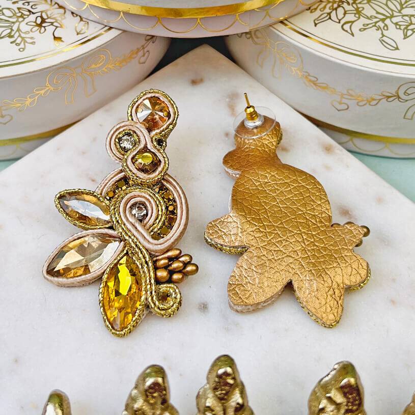 SchwesterSchwester Extravagante Soutache-Ohrstecker in Champagner und Gold Rabatte dieses Monats