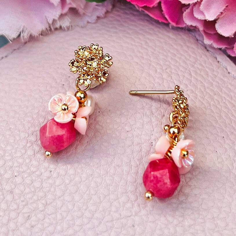 SchwesterSchwester Kleine vergoldete Ohrstecker mit Blüten und Perle in Rosa und Pink im Angebot