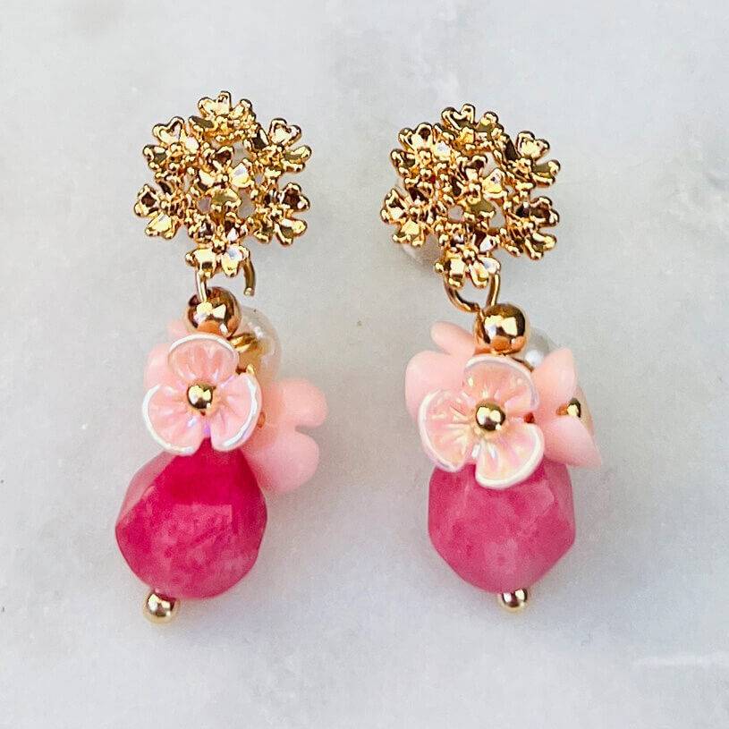 SchwesterSchwester Kleine vergoldete Ohrstecker mit Blüten und Perle in Rosa und Pink im Angebot