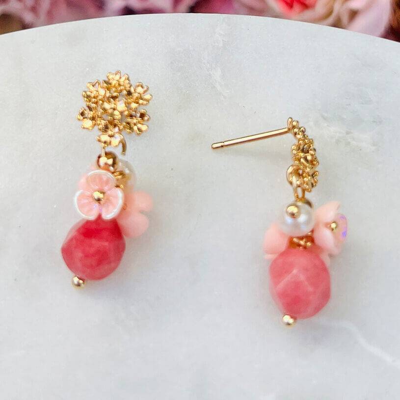 SchwesterSchwester Kleine vergoldete Ohrstecker mit Blüten und Perle in Rosa und Pink im Angebot