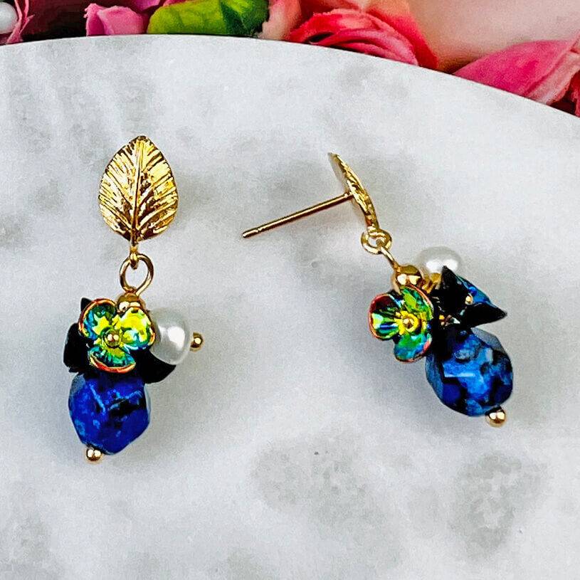SchwesterSchwester Kleine vergoldete Ohrstecker in Blattform mit Blüten und Perle in Dunkelblau Fabrikverkauf