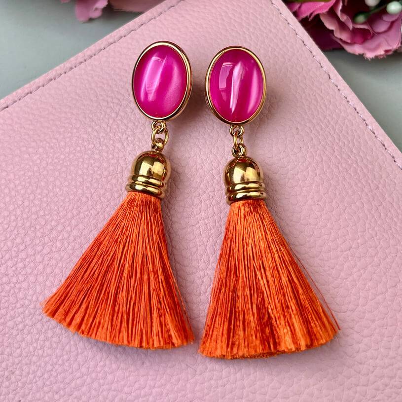 SchwesterSchwester Set aus pinken Quasten-Ohrsteckern in Rostorange und Satin-Haarreif in Gelb Fabrik Onlineshop