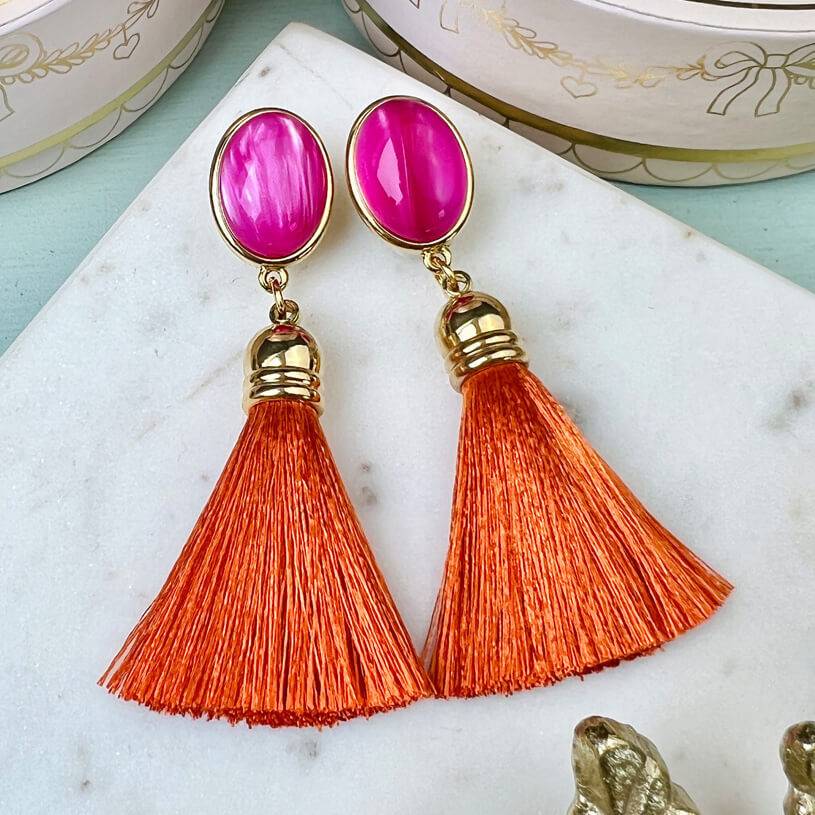 SchwesterSchwester Set aus pinken Quasten-Ohrsteckern in Rostorange und Satin-Haarreif in Gelb Fabrik Onlineshop