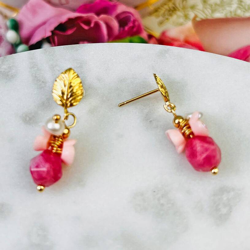 SchwesterSchwester Kleine vergoldete Ohrstecker in Blattform mit Blüten und Perle in Rosa und Pink Fabrikpreis