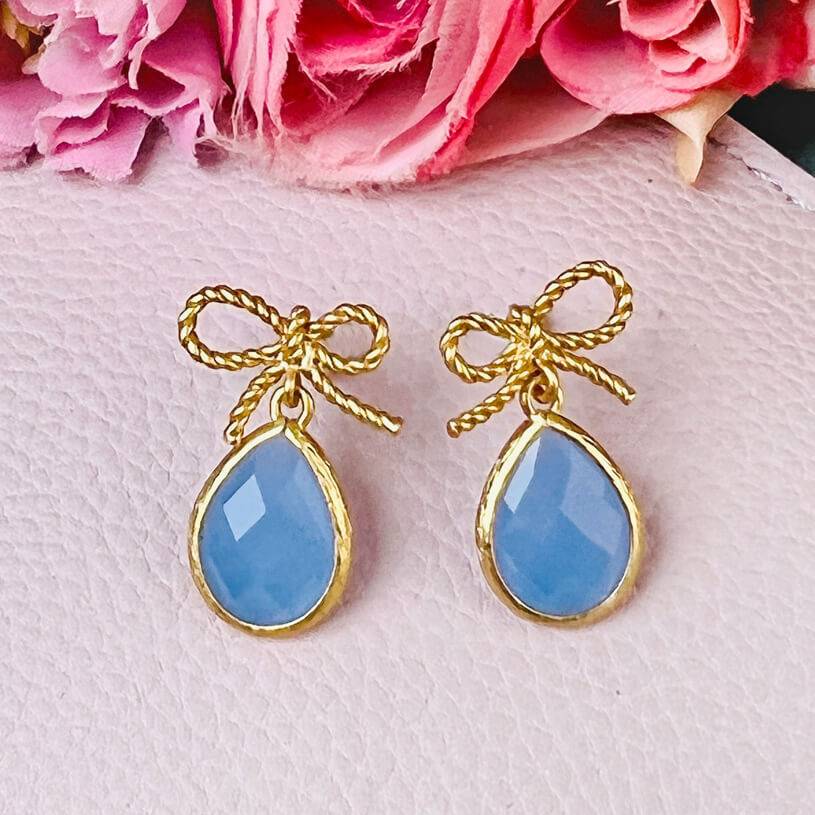 SchwesterSchwester Schleifchenstecker mit kleinem facettiertem Tropfen in Hellblau Osterangebot