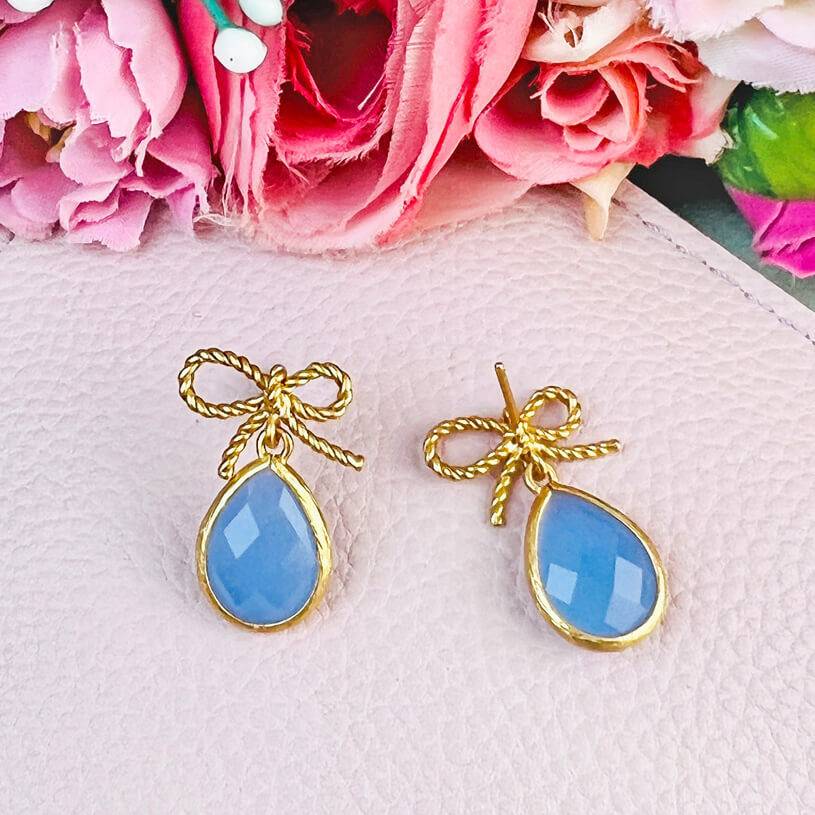 SchwesterSchwester Schleifchenstecker mit kleinem facettiertem Tropfen in Hellblau Osterangebot