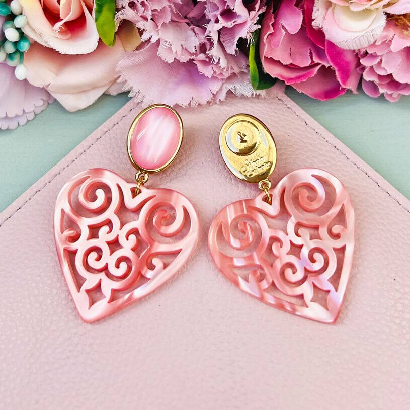 SchwesterSchwester Schöne Ohrringe in schimmerndem Rosa mit Herz-Ornamenten von AmuseToi Valentinstagsangebot