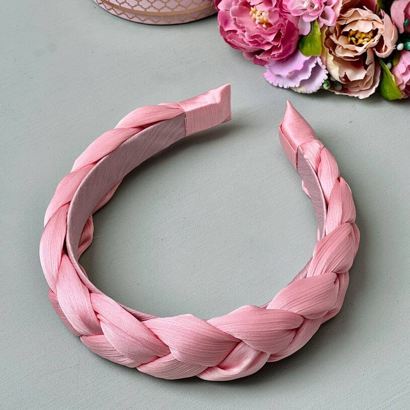 SchwesterSchwester Set aus rosafarbenen Tropfen-Ohrringen von AmuseToi und Satin-Haarreif in Rosa Begrenzte Freigabe