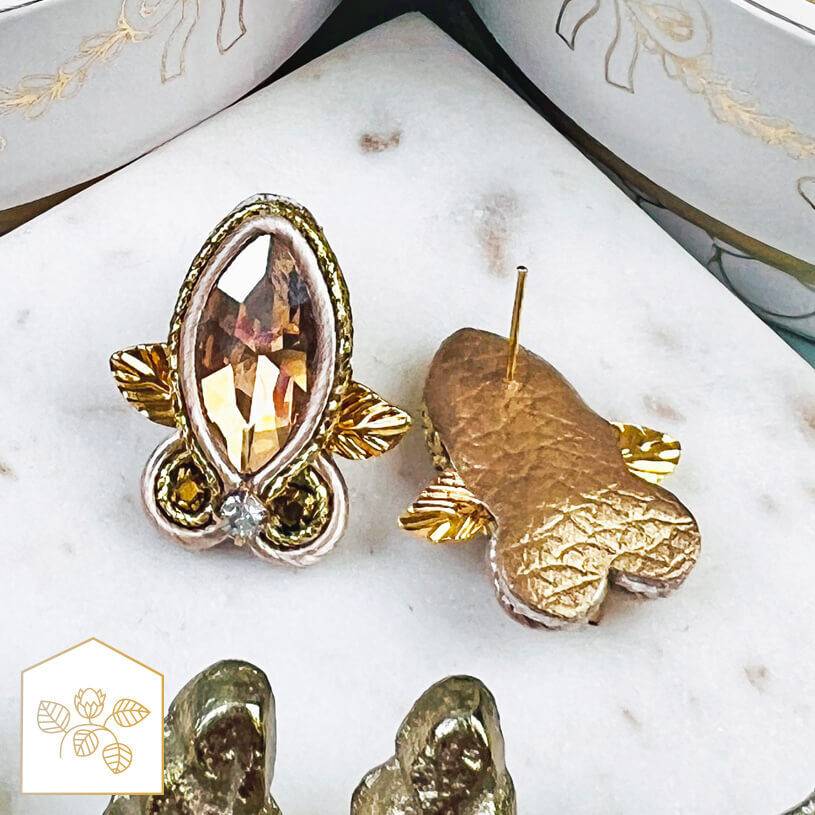 SchwesterSchwester Kleine Soutache-Ohrstecker in Gold und Champagner Nur noch ein Tag übrig
